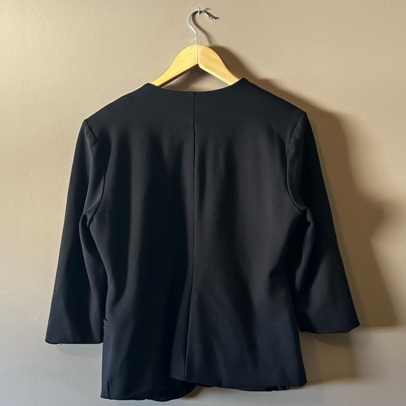 Stretchy Black Open Blazer with Functional Pockets - Picture 2 of 3